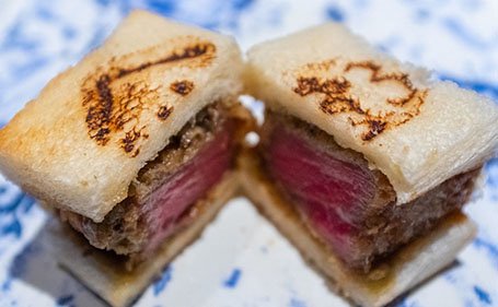 肉好きたちを魅了する独創性あふれる肉料理とパフォーマンス