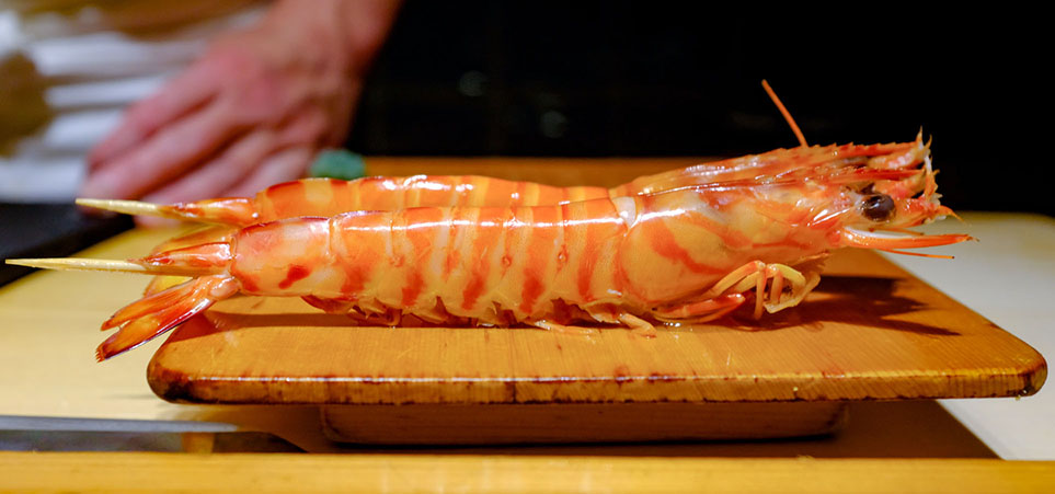 鮨や料理の繊細な味を邪魔せずそれでいて華やかな空気を粋に演出