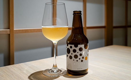 料理を邪魔せずに存在感を示すROCOCOはロゴやボトルデザインも楽しい時間のお手伝い