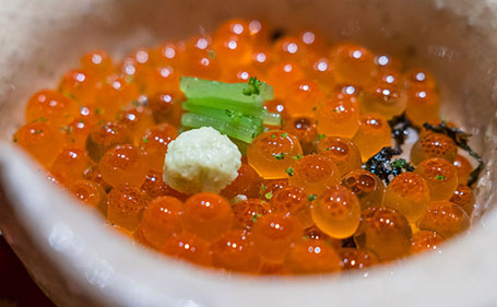 料理を邪魔せずに存在感を示すROCOCOはロゴやボトルデザインも楽しい時間のお手伝い